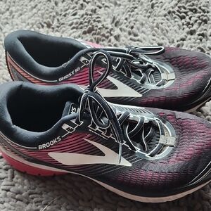 Brooks Women's Black and Pink Athletic Shoes